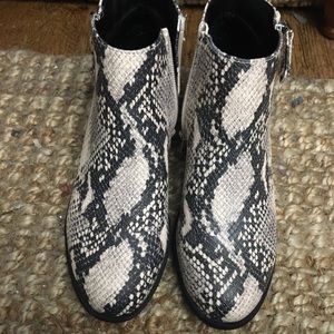 New never worn Time & Tru snake print booties size 8